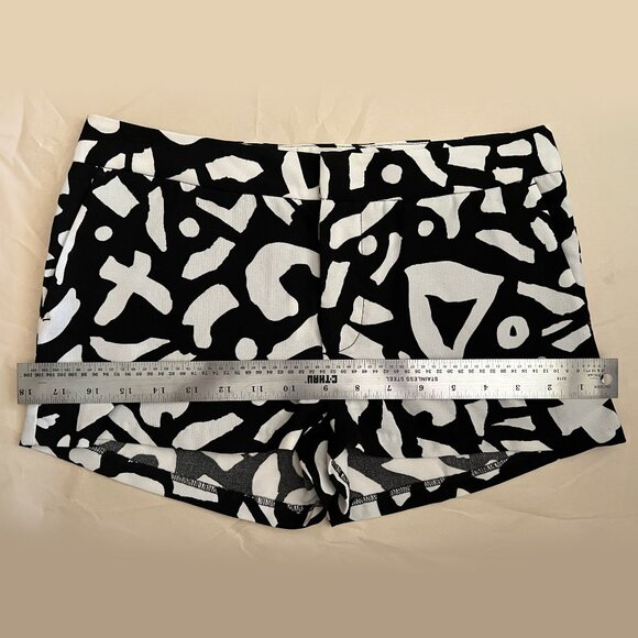 NWOT Urban Outfitters Alice & UO Black & White Patterned Shorts Size 0 - Picture 12 of 14